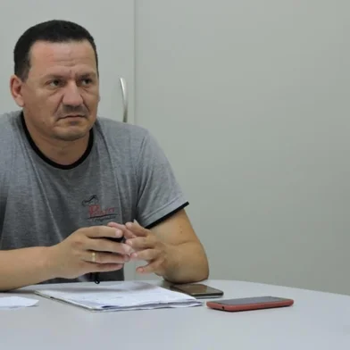 Vereador renuncia após críticas por projeto de redução de salários.<!-- NICAID(14629496) -->