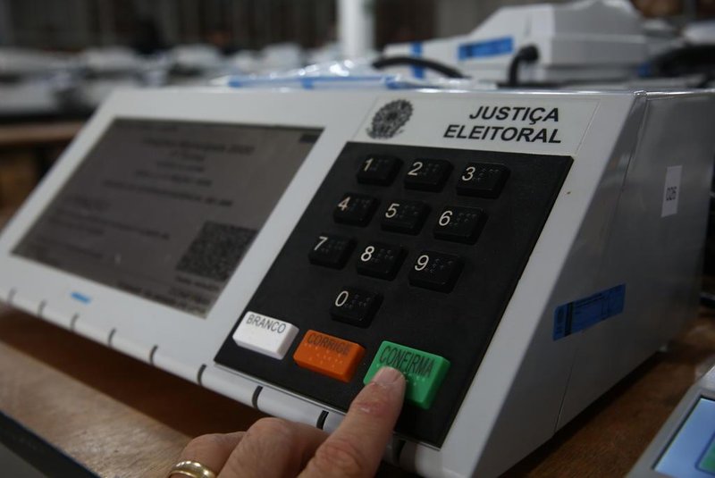  PORTO ALEGRE, RS, BRASIL - Funcionários do Tribunal Regional Eleitoral (TRE), começaram a preparação das urnas para as Eleições 2020 com instalações de novos softwares e de novos sistemas de segurança.<!-- NICAID(14630255) -->