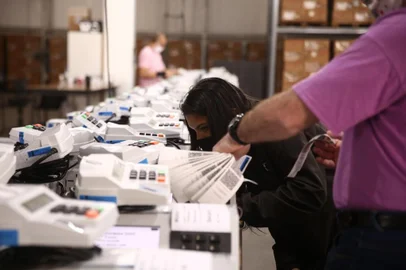  PORTO ALEGRE, RS, BRASIL - Funcionários do Tribunal Regional Eleitoral (TRE), começaram a preparação das urnas para as Eleições 2020 com instalações de novos softwares e de novos sistemas de segurança.<!-- NICAID(14630256) -->