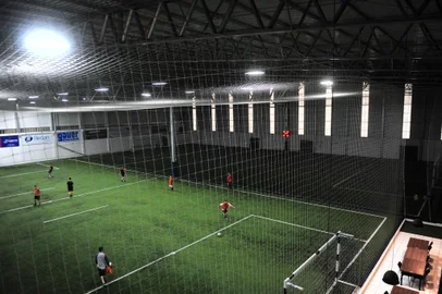 CAXIAS DO SUL, RS, BRASIL, 29/10/2020. Boleiros Futebol Society, no bairro De Lazzer. Proprietário Lucas William Brehm fala sobre medidas de higienização e distanciamento que teve que tomar para a voltas das atividades. Protocolos também criaram uma nova realidade e que reduziu o público nesses empreendimentos. Na foto, uma quadra é utilizada enquanto a outra fica indisponível. (Porthus Junior/Agência RBS)<!-- NICAID(14629705) -->
