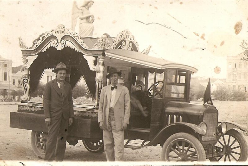  Caxias Antigo. Memória 112. Na foto, década de 1920, Vigilio Natale Curtolo (D) com seu carro fúnebre. Funerária Curtolo,<!-- NICAID(8657304) -->