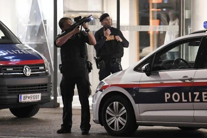  A policeman points his gun in the air as others stand in front of a shop in the center of Vienna on November 2, 2020, following a shooting. - Two people, including one attacker, have been killed in a shooting in central Vienna, police said late November 2, 2020. Vienna police said in a Twitter post there had been six different shooting locations with one deceased person and several injured, as well as one suspect shot and killed by police officers. (Photo by ROLAND SCHLAGER / APA / AFP) / Austria OUTEditoria: RELLocal: ViennaIndexador: ROLAND SCHLAGERSecao: judaismFonte: APAFotógrafo: STF<!-- NICAID(14632612) -->