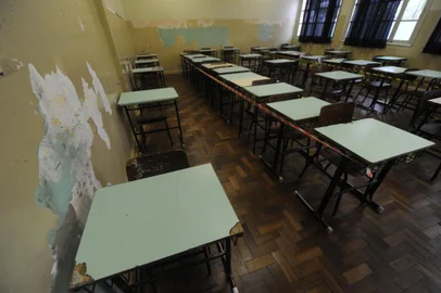  CAXIAS DO SUL, RS, BRASIL, 29/10/2020 - IEE Cristóvão de Mendoza retoma aulas presenciais, porém, prédio da escola tem diversos problemas como: cozinha que alaga, auditório interditado, piso desnivelado entre outros problemas estruturais. (Marcelo Casagrande/Agência RBS)<!-- NICAID(14629462) -->
