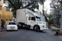 Um caminhão baú de grande porte provocou um acidente na rua Casemiro de Abreu, entre os bairros Rio Branco e Bela Vista, em Porto Alegre. O caso ocoreeu no final da tarde, próximo Miguel Tostes. Foto: Eduardo Paganella/Agência RBS<!-- NICAID(14634036) -->