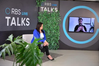 Realizado na manhã desta quarta-feira (4), o RBS Talks, evento online do Grupo RBS, abordou os temas saúde e felicidade dos funcionários e como esses dois elementos podem trazer mais produtividade às companhias. A transmissão contou com a presença de Márcio Fernandes, autor do livro Felicidade Dá Lucro e referência na área de liderança, e Michele Schneider, especializada em medicina interna e gerente-médica da Doctor Clin. A mediação foi da comunicadora do Grupo RBS Giane Guerra. <!-- NICAID(14634766) -->