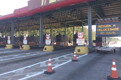Praça de pedágio  no quilômetro 77 da freeway