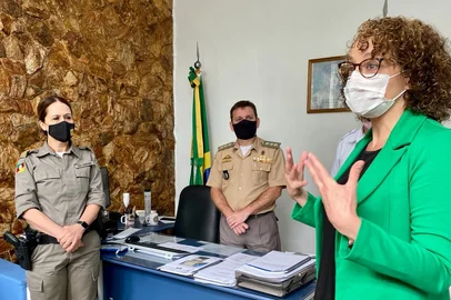 Reunião da deputada Luciana Genro com a chefe do Estado Maior da Brigada, coronel Cristine Rasbold, e diretor-geral do hospital da BM, tenente-coronel Artur Arregui Zilio