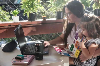  PORTO ALEGRE, RS, BRASIL - 2020.10.28 - A pauta vai abordar a saída de mães do mercado de trabalho durante a pandemia. Muitas mulheres foram demitidas ou pedira demissão por não conseguir conciliar homeoffice com o cuidado com os filhos. Na foto: Alessandra os e filha Paola (Foto: ANDRÉ ÁVILA/ Agência RBS)Indexador: Andre Avila<!-- NICAID(14628280) -->