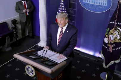 President Trump Speaks From The James S. Brady Briefing Room At The White HouseWASHINGTON, DC - NOVEMBER 05: U.S. President Donald Trump speaks in the briefing room at the White House on November 5, 2020 in Washington, DC. Votes are still being counted two days after the presidential election as incumbent Trump is in a close race against challenger Democratic presidential nominee Joe Biden, which remains too close to call.   Chip Somodevilla/Getty Images/AFPEditoria: POLLocal: WashingtonIndexador: CHIP SOMODEVILLASecao: ElectionFonte: GETTY IMAGES NORTH AMERICAFotógrafo: STF<!-- NICAID(14636562) -->
