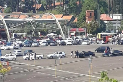 Movimentação nos Pavilhões da Festa da Uva. Evento de exposição de carros modificados<!-- NICAID(14637496) -->