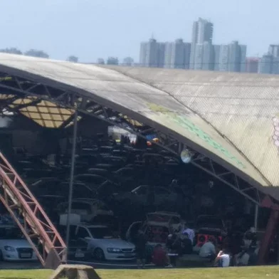  A Vigilância Sanitária de Caxias do Sul fiscalizou um evento automotivo que ocorreu neste domingo (8), nos Pavilhões da Festa da Uva. Durante a vistoria, os fiscais presenciaram diversas irregularidades. <!-- NICAID(14638460) -->