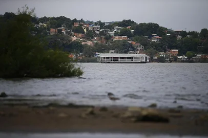  PORTO ALEGRE, RS, BRASIL: Restaurante Flutuante Pérola Negra troca novamente de local após falta de autorização de operação ser revelada, e agora atraca próximo à curva da Serraria (FOTO FÉLIX ZUCCO/AGÊNCIA RBS, Editoria de Porto Alegre).<!-- NICAID(14639142) -->