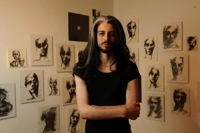  CAXIAS DO SUL, RS, BRASIL (20/10/2020)Galeria Gerd Bornheim, montagem da exposição Das Costas de um Cavalheiro, do artista plástico caxiense Christian de Lima. (Antonio Valiente/Agência RBS)<!-- NICAID(14621036) -->