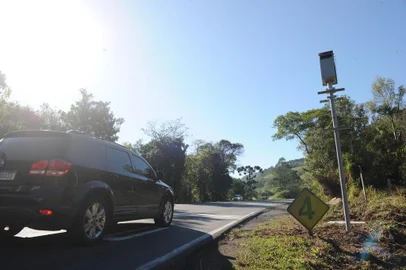 CAXIAS DO SUL, RS, BRASIL (24/06/2020)Rodovias RS-122 e RS-453 já tem novos pardais instalados. Operação prevista para iniciar em 27 de junho deve atrasar. Na foto, curva da morte no RS-122, Km 47. (Antonio Valiente/Agência RBS)<!-- NICAID(14529653) -->