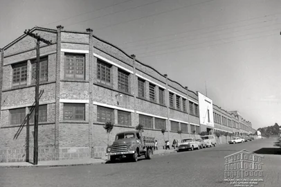 Maesa e Rua Plácido de Castro esquina com Treze de Maio em agosto de 1969. <!-- NICAID(14640030) -->
