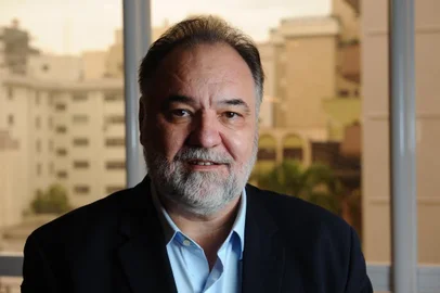  CAXIAS DO SUL, RS, BRASIL (05/10/2020)candidato a prefeito Carlos Búrigo. Foto pra série de entrevistas-perfis que o João Pulita está fazendo: candidatos estão escolhendo um lugar que gostam de ficar. (Antonio Valiente/Agência RBS)<!-- NICAID(14609462) -->