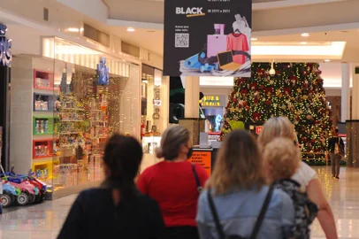 CAXIAS DO SUL, RS, BRASIL, 09/11/2020 - Expectativa dos lojistas para o natal e black friday são boas, tanto para comerciantes do centro, como no shopping. NA FOTO: No Villagio Shopping, de Caxias do Sul, Black Friday foi dividida em segmentos, a cada semana, para evitar aglomeração e oferecer promoções a quem quiser antecipar suas compras. (Marcelo Casagrande/Agência RBS)<!-- NICAID(14638771) -->