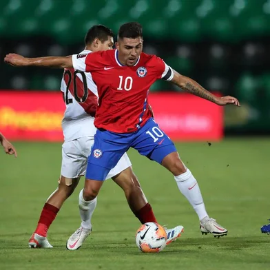  Chile's Cesar Pinares (R) and Peru's Edison Flores vie for the ball during their closed-door 2022 FIFA World Cup South American qualifier football match at the National Stadium in Santiago, on November 13, 2020. (Photo by IVAN ALVARADO / POOL / AFP)Editoria: SPOLocal: SantiagoIndexador: IVAN ALVARADOSecao: soccerFonte: POOLFotógrafo: STR<!-- NICAID(14642816) -->