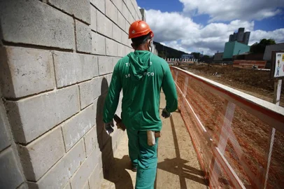  PORTO ALEGRE, RS, BRASIL, 06-11-2020: pós a fase inicial da pandemia, o mercado de trabalho no RS vem dando sinais de retomada gradual. Um dos setores que vêm se destacando pela criação de vagas é a construção. Alvaro Francisco Peres, que atua como eletricista, foi recentemente contrado (FOTO FÉLIX ZUCCO/AGÊNCIA RBS, Editoria de Notícias).<!-- NICAID(14636822) -->