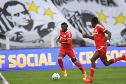Inter enfrenta o Santos na Vila Belmiro pela 21ª rodada do Brasileirão. Rodinei<!-- NICAID(14642923) -->