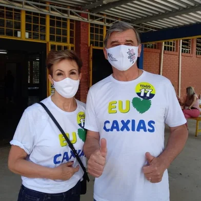 O candidato a prefeitura de Caxias do Sul, Renato Toigo, 69 anos, (PSL) votou por volta das 9h35min deste domingo (15).Ele chegou a escola Dário Granja Santana, no bairro Floresta, acompanhado da esposa Jany Toigo, 66.<!-- NICAID(14643211) -->