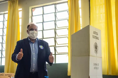 Eleições: candidatos e políticos votam em Caxias.<!-- NICAID(14643273) -->