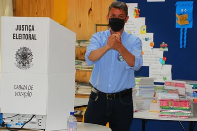 Candidato a prefeito de Caxias, Antonio Feldmann vota na Escola Abramo Randon<!-- NICAID(14643275) -->