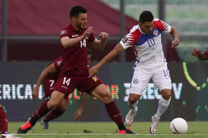  Venezuelas Luis Del Pino Mago (L) and Chiles Cesar Pinares vie for the ball during their closed-door 2022 FIFA World Cup South American qualifier football match at the Olympic Stadium in Caracas on November 17, 2020. (Photo by Miguel GUTIERREZ / POOL / AFP)Editoria: SPOLocal: CaracasIndexador: MIGUEL GUTIERREZSecao: soccerFonte: POOLFotógrafo: STR<!-- NICAID(14646199) -->