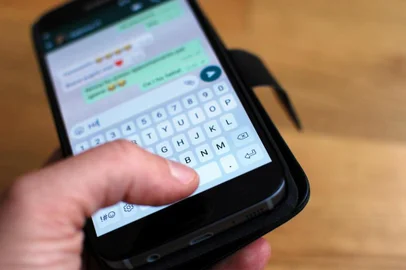  Smartphone e generazione ZIndexador: PicasaFonte: 177973656<!-- NICAID(14636835) -->