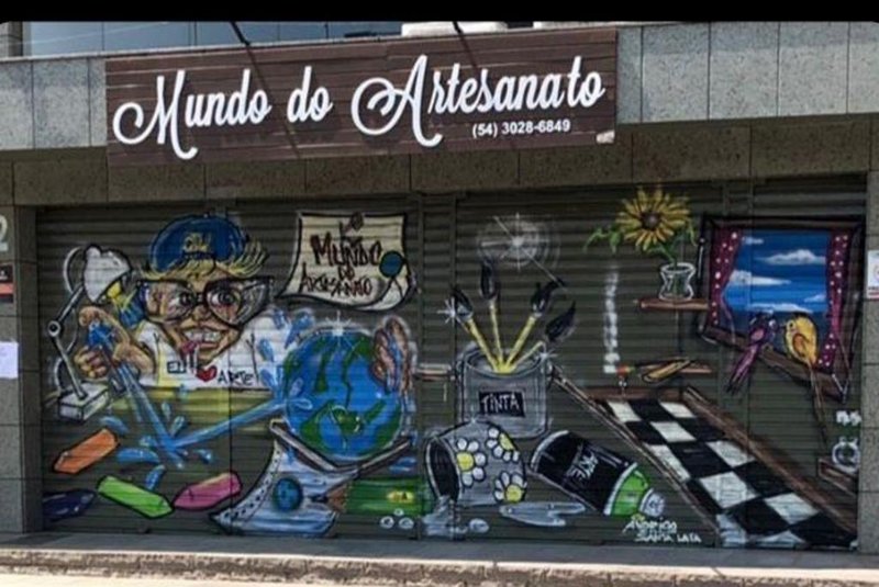 Grafite do artista Andrigo Marftins na fachada da loja Mundo do Artesanato<!-- NICAID(14645590) -->