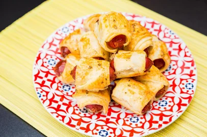  PORTO ALEGRE, RS, BRASIL, 23/09/2016 : Lanches para o Dia das Crianças. - Cachorrinho de forno- Buraco quente- Pizza de pão- Cookies- Bicho de pé (aquele docinho cor-de-rosa, depois te mostro referências)- Bolo de cenoura com cobertura de chocolate (Omar Freitas/Agência RBS)Indexador: Omar Freitas<!-- NICAID(12466218) -->