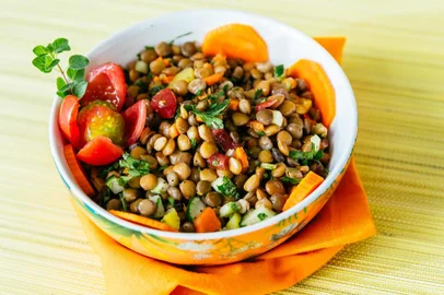  PORTO ALEGRE, RS, BRASIL, 17/11/2016 : Destemperados - Receitas vegetarianas: risoto funghi, massa com legumes, suflê de espinafre, hambpurguer de grão-de-bico, salada de lentilha, ratatouille . (Omar Freitas/Agência RBS)Indexador: Omar Freitas<!-- NICAID(12576866) -->