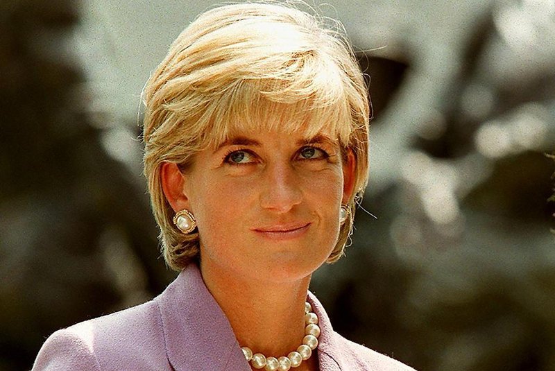  20 anos da morte da princesa Diana. Lady Diana morreu na noite de 31/08/1997, em um acidente de carro dentro do túnel da Ponte de I'Alma, em Paris, na França. (FILES) This file photo taken on June 17, 1997 shows Britain's Diana, Princess of Wales (L), at a ceremony at Red Cross headquarters in Washington, to call for a global ban on anti-personnel landmines.Two decades on from the death of princess Diana, her sons Princes William and Harry are working to keep her legacy alive with unusually emotional tributes after years of official silence. William was 15 and Harry 12 when Diana died in a car crash in Paris on August 31, 1997. / AFP PHOTO / JAMAL A. WILSONEditoria: HUMLocal: WashingtonIndexador: JAMAL A. WILSONSecao: peopleFonte: AFPFotógrafo: STR<!-- NICAID(13098149) -->