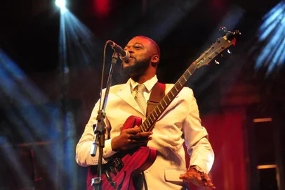  CAXIAS DO SUL, RS, BRASIL, 23/11/2019. TERCEIRO DIA - 12º Mississipi Delta Bluers Festival RS - MDBF Mardi Gras Edition. Show de Keith Johnson - The Prince of the Delta Blues no palco Nola Stage. (Porthus Junior/Agência RBS)<!-- NICAID(14335814) -->