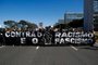  People take part in demonstration to protest against the government of President Jair Bolsonaro and against racism and and in solidarity with the Black Lives Matter movement on the esplanade of ministries in Brasilia, Brazil on June 7, 2020. (Photo by Sergio LIMA / AFP)Editoria: POLLocal: BrasíliaIndexador: SERGIO LIMASecao: racismFonte: AFPFotógrafo: STR<!-- NICAID(14517037) -->