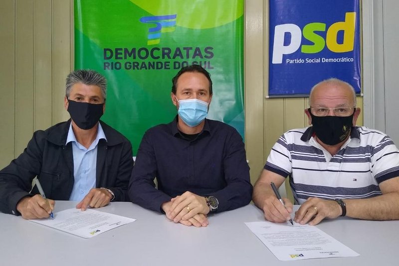 Em carta à população caxiense, a executiva do Democratas e PSD, juntamente com os candidatosVinicius Ribeiro e Kiko Girardi, oficializaram nessa quinta-feira (19/11) apoio à coligação que concorre àprefeitura de Caxias do Sul<!-- NICAID(14647778) -->