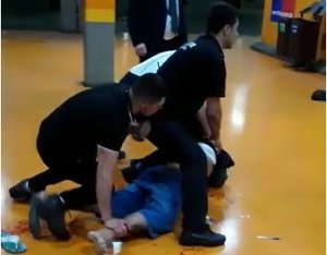 Homem é espancado e morto em supermercado de Porto Alegre; dois são detidos 1 reprodução