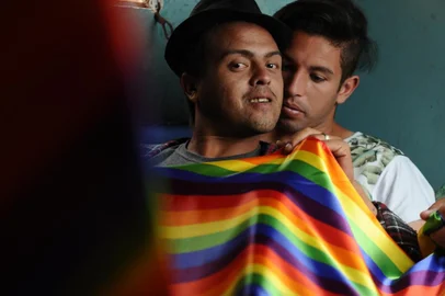  CAXAIS DO SUL, RS, BRASIL (18/11/2020)casal Jackson e Guilherme. Eles casaram no casamento comunitário do ano passado e são case da reportagem do Almanaque sobre os 20 anos da Parada Livre de Caxias. (Antonio Valiente/Agência RBS)<!-- NICAID(14646463) -->