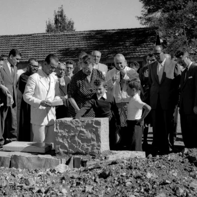 Solenidade de lançamento da pedra fundamental do Hospital Fátima, atual Hospital Virvi Ramos, em 12 de março de 1955, no terreno do bairro Madureira. Vê-se, de terno branco com a pedra na mão, o engenheiro Romano Lunardi. A partir da esquerda, o médico Rubens Ramos, um senhor não identificado (com o pé na pedra), Zilá Spinato Ribeiro, José Ribeiro, um frei capuchinho, a senhora Luiza Ronca, a esposa do senhor Julio Rosa Cruz (mulher de óculos), Clelia Spinato Manfro, um senhor não identificado atrás, Dom Benedito Zorzi, os meninos Virgilio Ramos e Dirceu Ramos (filhos de Virvi Ramos), o prefeito Hermes João Webber, o casal Giovani Scavino e Maria Elisa Eberle, o médico Virvi Ramos, um frei e um senhor não identificado.<!-- NICAID(14648640) -->