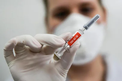 PORTO ALEGRE, RS, BRASIL, 01-09-2020: Uma enfermeira com a vacina CoronaVac em teste no Centro de Pesquisas Clinicas do Hospital Sao Lucas, da Pucrs. A medica anestesista dra Alice Becker Teixeira, do GHC, é uma das voluntárias e receberá esta dose da vacina, do laboratório chines SinoVac em parceria com o Istituto Butantan, contra o coronavirus. (Foto: Mateus Bruxel / Agencia RBS)Indexador: Mateus Bruxel<!-- NICAID(14581603) -->