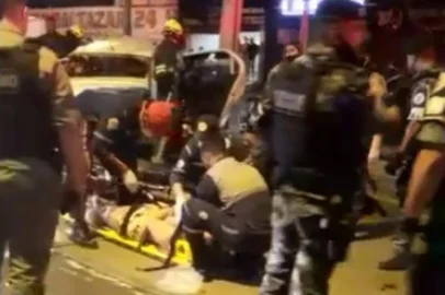 Seis pessoas ficaram feridas em uma colisão entre dois carros na noite desta terça-feira (24) no cruzamento da Avenida Baltazar de Oliveira Garcia com a Rua Carlos Maria Bins, no bairro Jardim Leopoldina, na zona norte de Porto Alegre. De acordo com a Brigada Militar, um dos veículos envolvidos era roubado e estava em fuga no momento do acidente. Foto: David Rodrigues Ferreira Cardozo/Arquivo Pessoal<!-- NICAID(14651810) -->