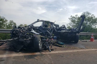 Três pessoas morreram em uma colisão entre um caminhão carregado de botijões de gás e um carro na freeway, em Osório, no Litoral Norte, na manhã desta quarta-feira (25). O acidente ocorreu às 11h, na altura do km 10 da rodovia, sentido Capital-Litoral.<!-- NICAID(14652265) -->