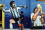  A man and his child pay tribute next to a mural depicting Argentine football legend Diego Maradona at La Boca neighborhood, in Buenos Aires on November 25, 2020, on the day of his death. (Photo by ALEJANDRO PAGNI / AFP)Editoria: SPOLocal: Buenos AiresIndexador: ALEJANDRO PAGNISecao: soccerFonte: AFPFotógrafo: STR<!-- NICAID(14652385) -->