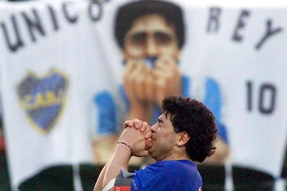 Diego Maradona dá adeus ao futebol em 2001, em amistoso no Estádio La Bombonera.Não veio printerFILE PHOTO OF ARGENTINE LEGEND MARADONA AT HIS FAREWELL MATCHA file photo shows Argentine soccer legend Diego Maradona (L), wearing a Boca Juniors club jersey, thanking the more than 50,000 fans that watched his farewell match in the Bombonera Stadium in Buenos Aires, November 10, 2001. Maradona remained in intensive care in a Buenos Aires hospital early April 20, 2004, more than 36 hours after falling ill with heart and breathing problems while watching a game at his former club Boca Juniors' stadium where he made his name.  REUTERS/Enrique Marcarian#PÁGINA: 5#EDIÇÃO:2ª Fonte: Reuters Fotógrafo: ENRIQUE MARCARIAN<!-- NICAID(1552309) -->