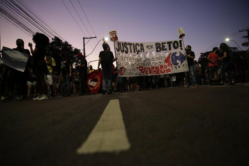  PORTO ALEGRE, RS, BRASIL - 23.11.2020 - Protesto pela morte de João Alberto no Carrefour da Av. Bento Gonçalves. (Foto: Marco Favero/Agencia RBS)<!-- NICAID(14650952) -->