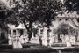  Alunas da Faculdade de Enfermagem Madre Ana Moeller no pátio interno da Santa Casa, na década de 1950.<!-- NICAID(14652984) -->