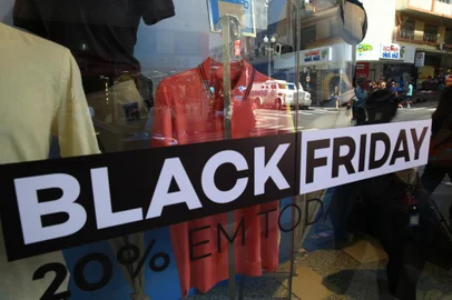  PORTO ALEGRE, RS, BRASIL, 23/11/2018 - Black Friday 2018 pelo Centro Histórico de Porto Alegre. (FOTOGRAFO: TADEU VILANI / AGENCIA RBS)<!-- NICAID(13844447) -->