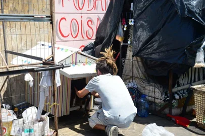  O Centro de Atenção Psicossocial (Caps) Reviver, de Caxias do Sul, desenvolve diversas atividades preventivas e educativas junto à rede de saúde pública, com o objetivo de auxiliar na melhora dos quadros clínicos dos usuários. Uma das oficinas, que ocorre durante o turno da manhã, é a de marcenaria.<!-- NICAID(14653665) -->