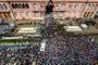  Photo released by Telam of the crowd outside Casa Rosada presidential palace during Argentinian football legend Diego Armando Maradonas wake, in Buenos Aires, on November 26, 2020. - Argentine football legend Diego Maradona will be buried Thursday on the outskirts of Buenos Aires, a spokesman said. Maradona, who died of a heart attack Wednesday at the age of 60, will be laid to rest in the Jardin de Paz cemetery, where his parents were also buried, Sebastian Sanchi told AFP. (Photo by Leandro BLANCO / TELAM / AFP) / Argentina OUT / RESTRICTED TO EDITORIAL USE - MANDATORY CREDIT AFP PHOTO / TELAM / LEANDRO BLANCO - NO MARKETING - NO ADVERTISING CAMPAIGNSEditoria: SPOLocal: Buenos AiresIndexador: LEANDRO BLANCOSecao: soccerFonte: TELAMFotógrafo: STR<!-- NICAID(14653667) -->