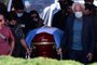  The coffin with the remains of late Argentine football legend Diego Armando Maradona is carried by his family and friends at the Jardin Bella Vista cemetery, in Buenos Aires province, on November 26, 2020. - Argentine football legend Diego Maradona -who died of a heart attack on the eve, at the age of 60- will be laid to rest where his parents have been buried. (Photo by RONALDO SCHEMIDT / AFP)Editoria: SPOLocal: Buenos AiresIndexador: RONALDO SCHEMIDTSecao: soccerFonte: AFPFotógrafo: STF<!-- NICAID(14653823) -->